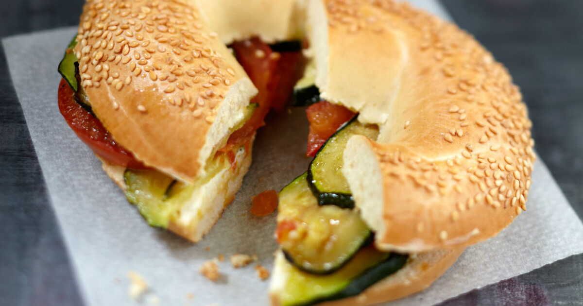 La tentation du bagel végétarien à la crème d’amandes