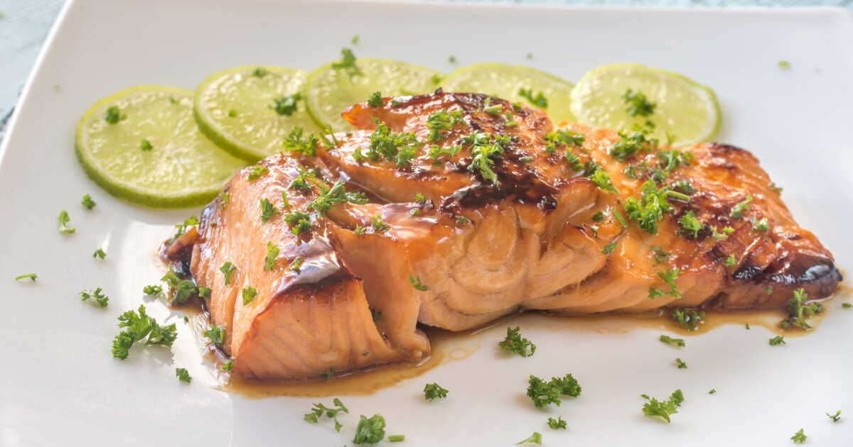 Savoureux saumon au miel et moutarde : une recette rapide qui impressionne