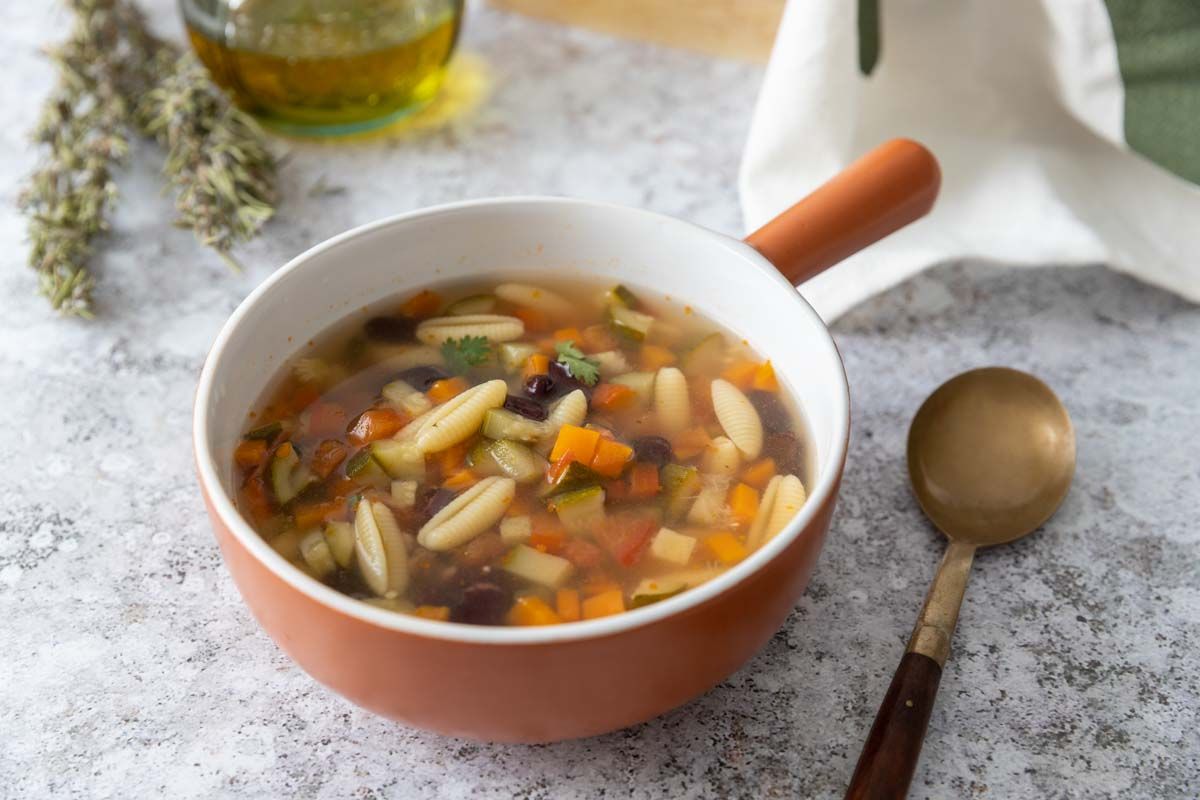 Soupe minestrone aux légumes d'été