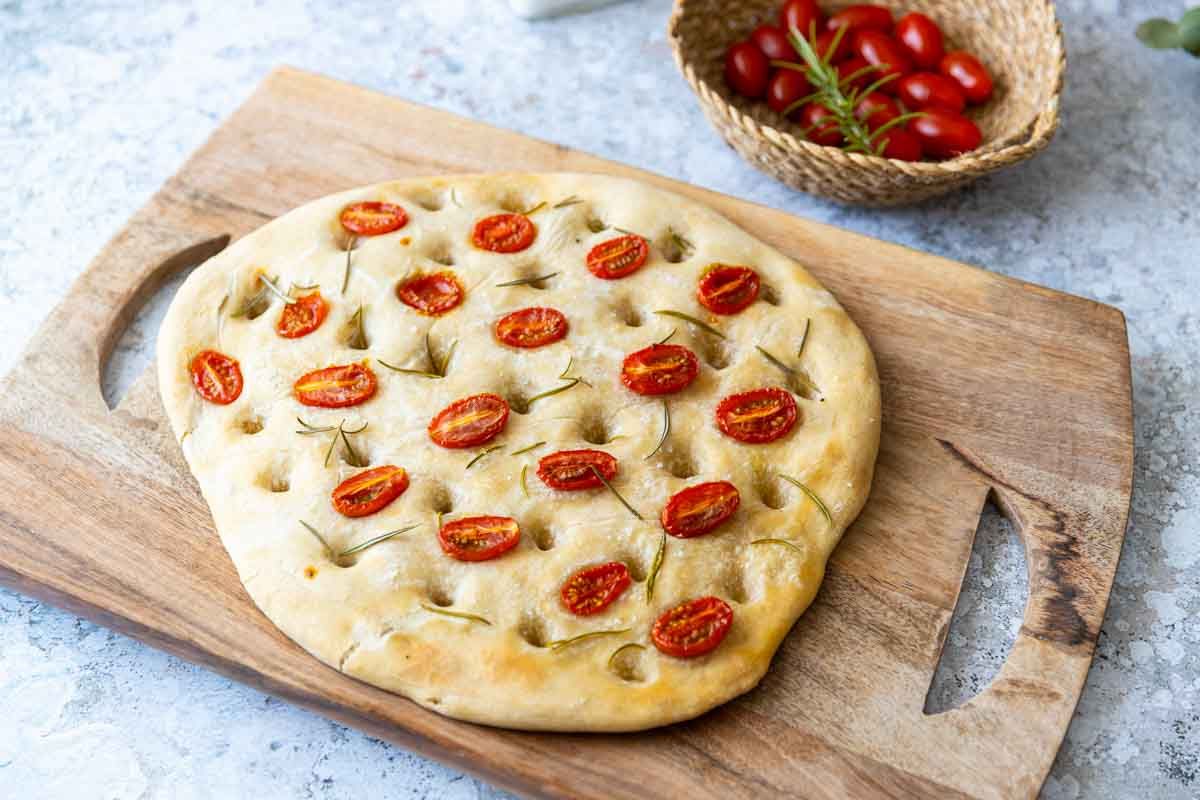Foccacia estivale aux tomates cerises et romarin
