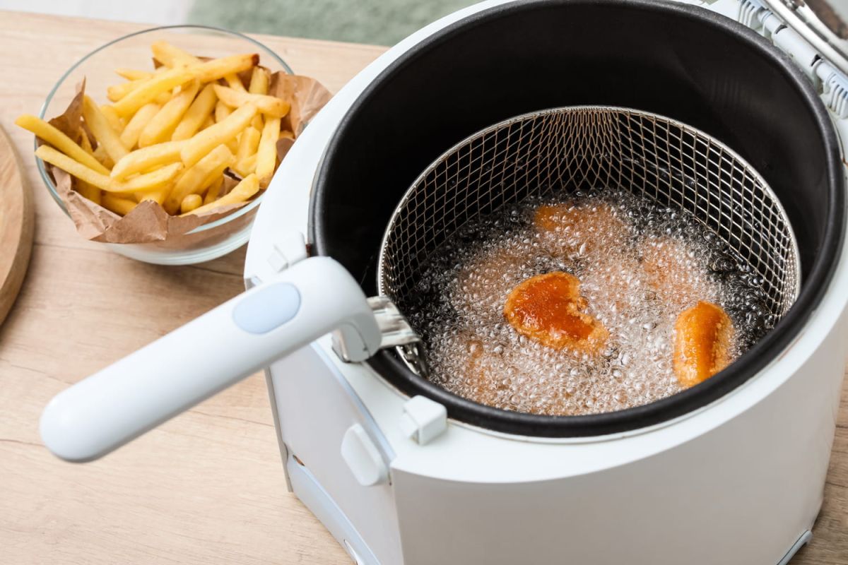 Découvrez l'ingrédient miracle pour une friteuse toujours propre
