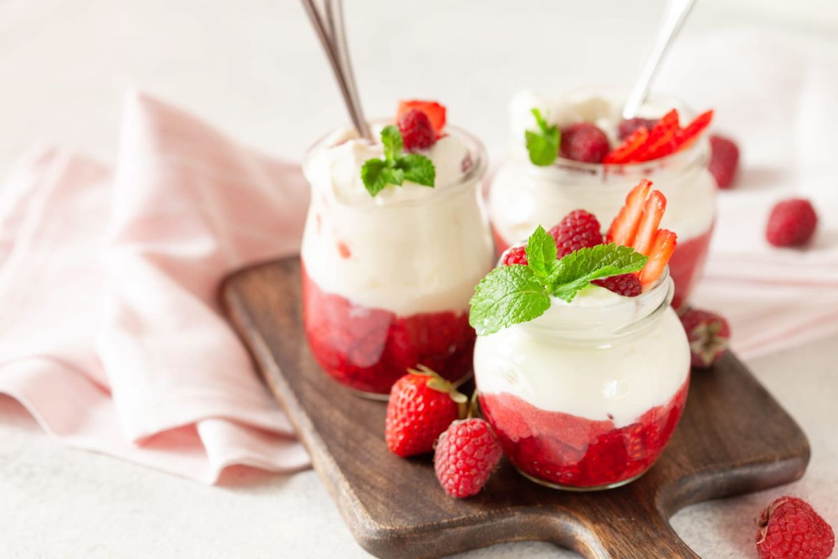 découvrez la mousse stracciatella framboise de cyril lignac : douceur et gourmandise au rendez-vous
