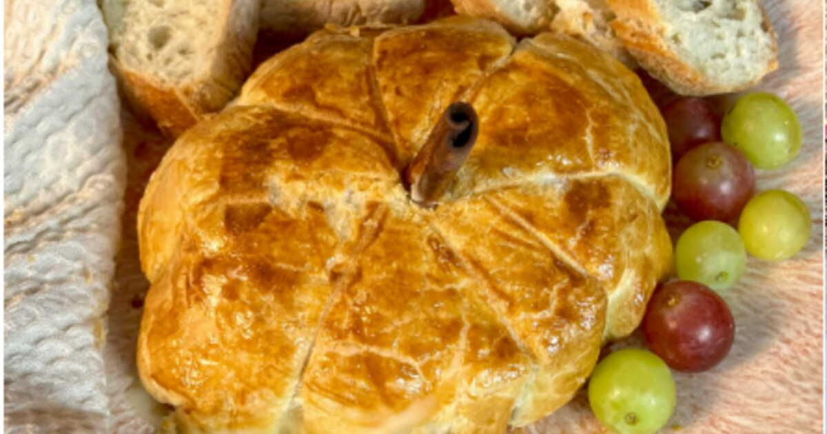 Un camembert feuilleté citrouille à préparer rapidement pour Halloween