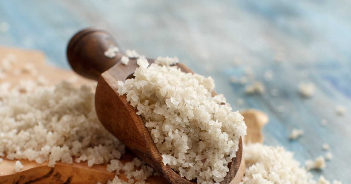 Une volaille bien moelleuse : les secrets de la cuisson en croûte de sel par une cheffe