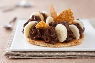 Recette de tarte fine mousse au chocolat, bananes et éclats de tuile