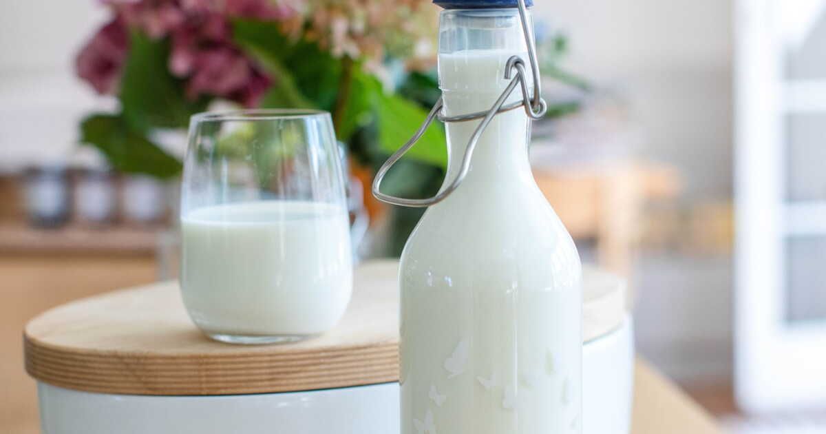 Lait périmé : que risquons-nous à en consommer selon les experts ?