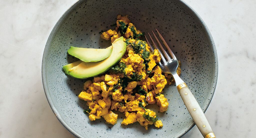 Une brouillade de tofu gourmande au chou kale et avocat