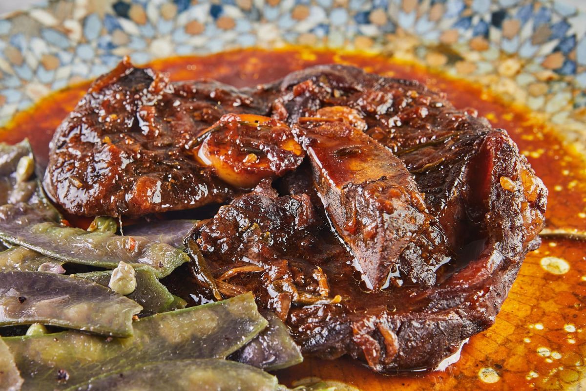 Un voyage culinaire avec le bœuf confit aux épices de Diego Alary