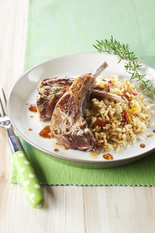 Un délice de côtes d'agneau au romarin et riz poêlé aux légumes