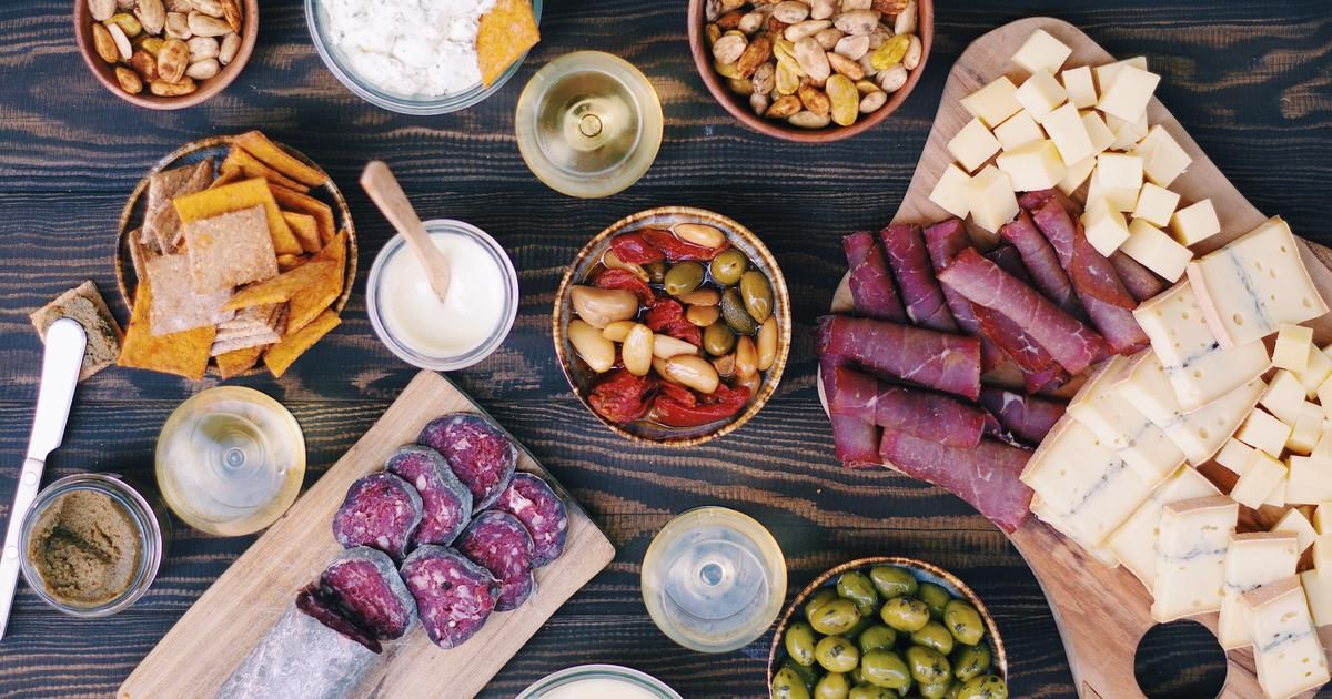 L'apéro dînatoire : une expérience conviviale à savourer chez soi