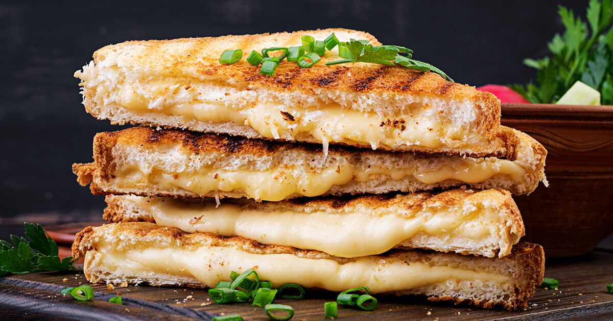 Découvrez le grilled-cheese au cantal et sa soupe maison en un rien de temps