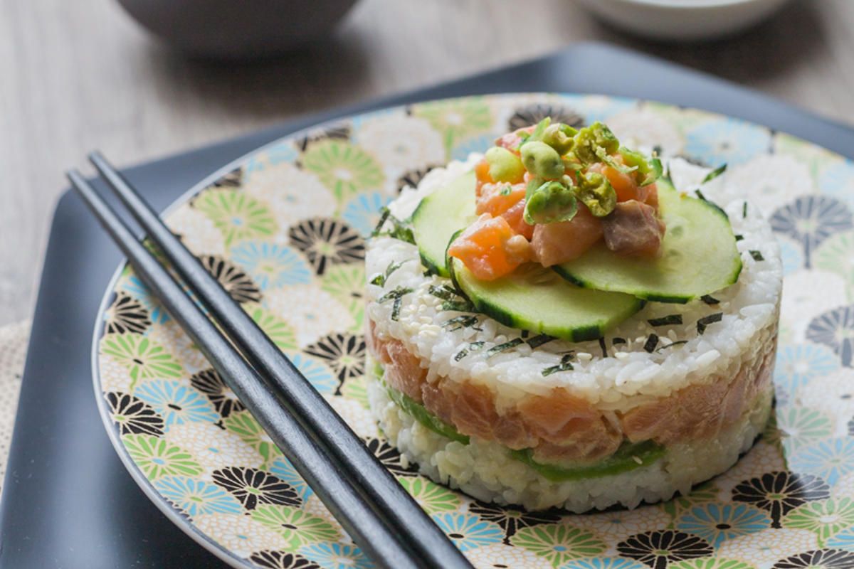 Un délice de sushi cake à partager entre amis
