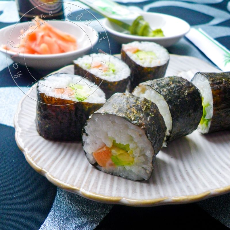 Savourez des makis saumon, avocat et concombre faits maison