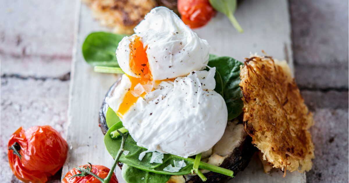Découvrez la recette gourmande des toasts d'aubergine à l'œuf poché et rösti