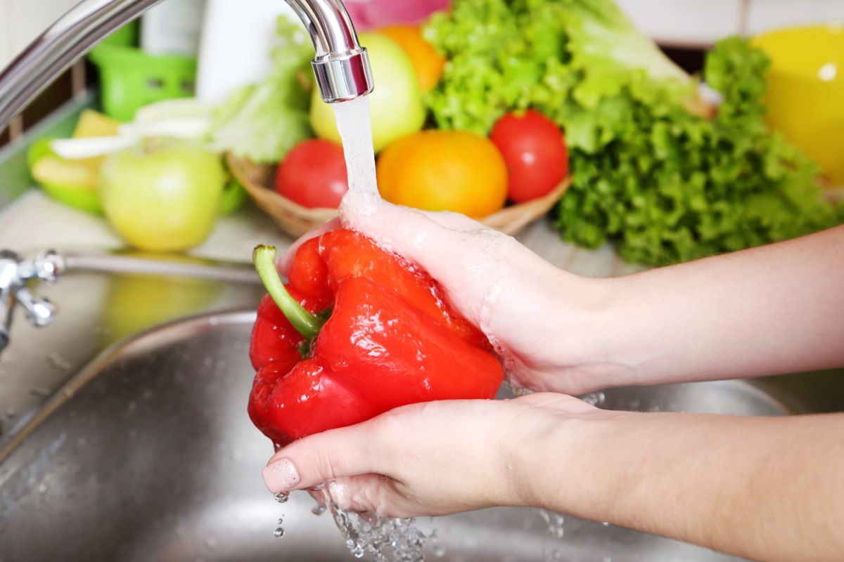 Ne vous contentez pas d'un simple lavage : la méthode indispensable pour nettoyer vos fruits et légumes