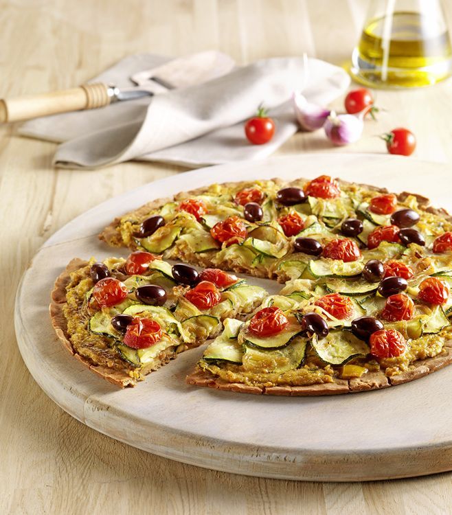 Pizza sans gluten aux courgettes, tomates et olives noires