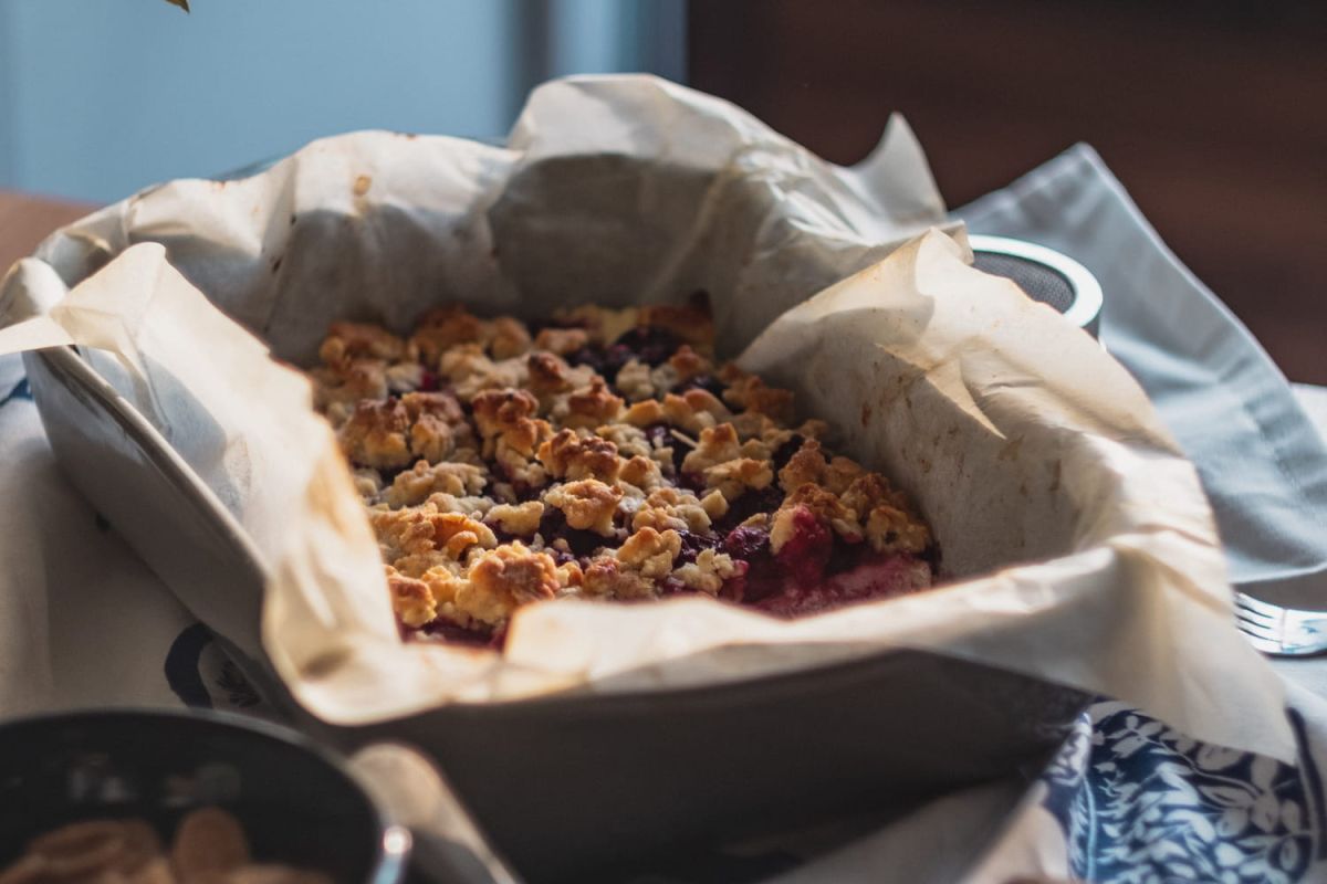 Cyril Lignac réinvente le crumble d'été avec une touche salée