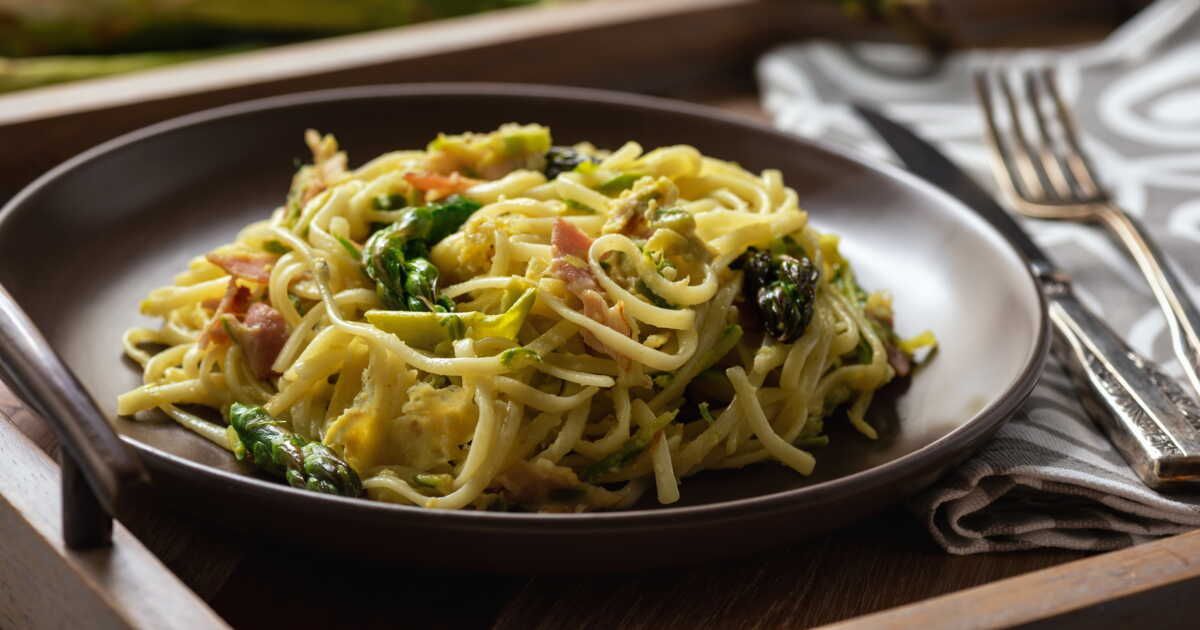 Asperges en carbonara : le twist qui surprend les gourmets
