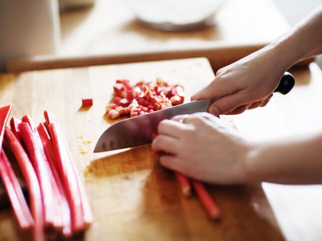Découvrez 9 recettes légères pour savourer la rhubarbe de façon gourmande