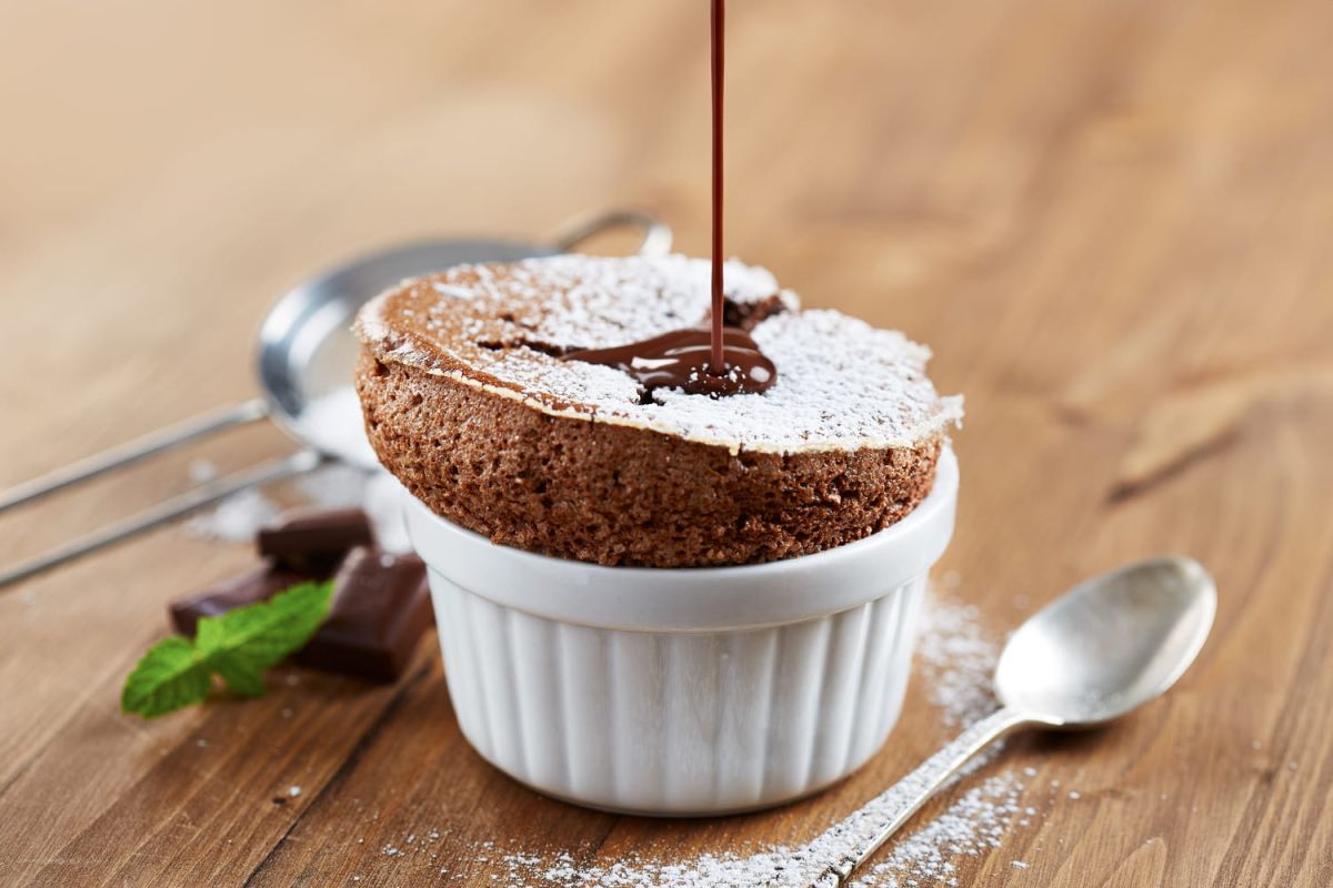 découvrez le soufflé au chocolat : une recette étonnante avec seulement deux ingrédients