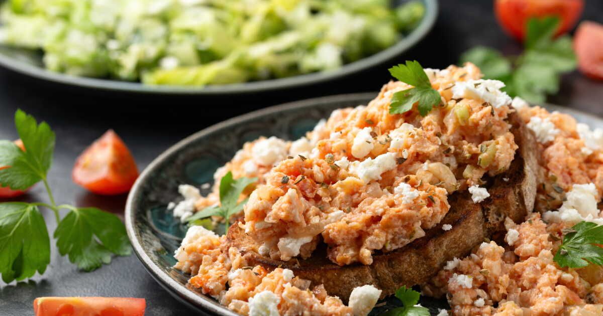 Strapatsada : la recette grecque pour des œufs brouillés réinventés