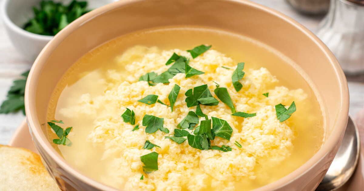 Redécouvrez la soupe aux œufs, la nouvelle star des recettes d'automne sur TikTok