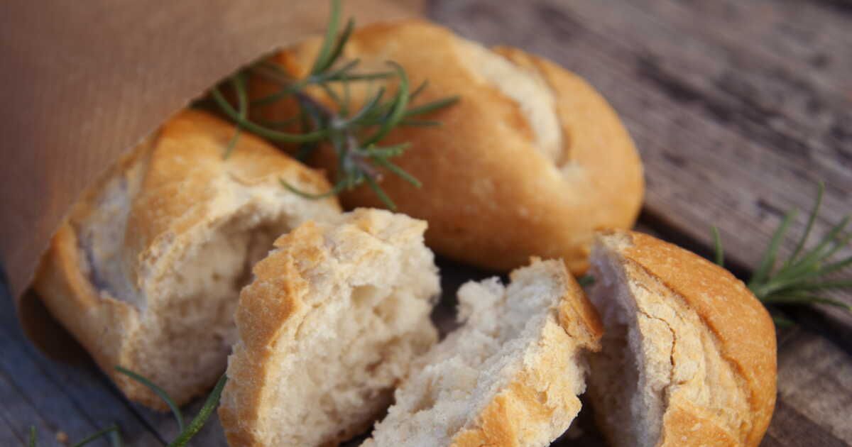 Redonnez vie à votre baguette rassie : l'astuce inratable