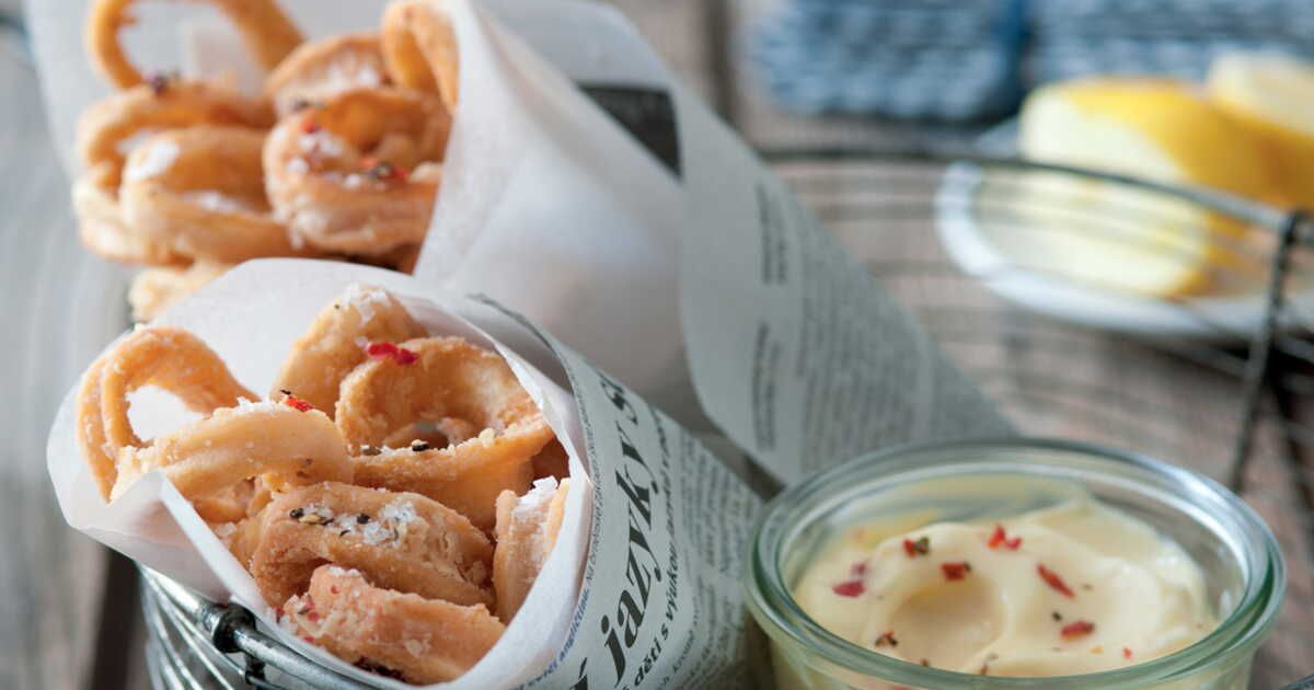 La délicieuse union des beignets de calamars et de mayonnaise pimentée