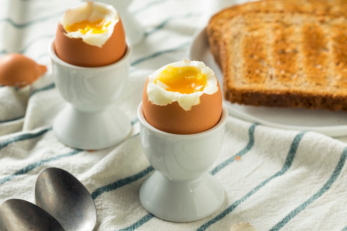 Un flan vanille façon oeuf à la coque : l'hommage gourmand de Cyril Lignac à Bernard Loiseau