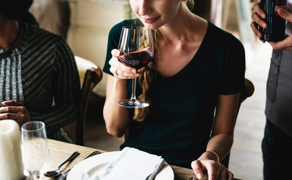 Quand renvoyer un vin au restaurant : guide des situations à connaître