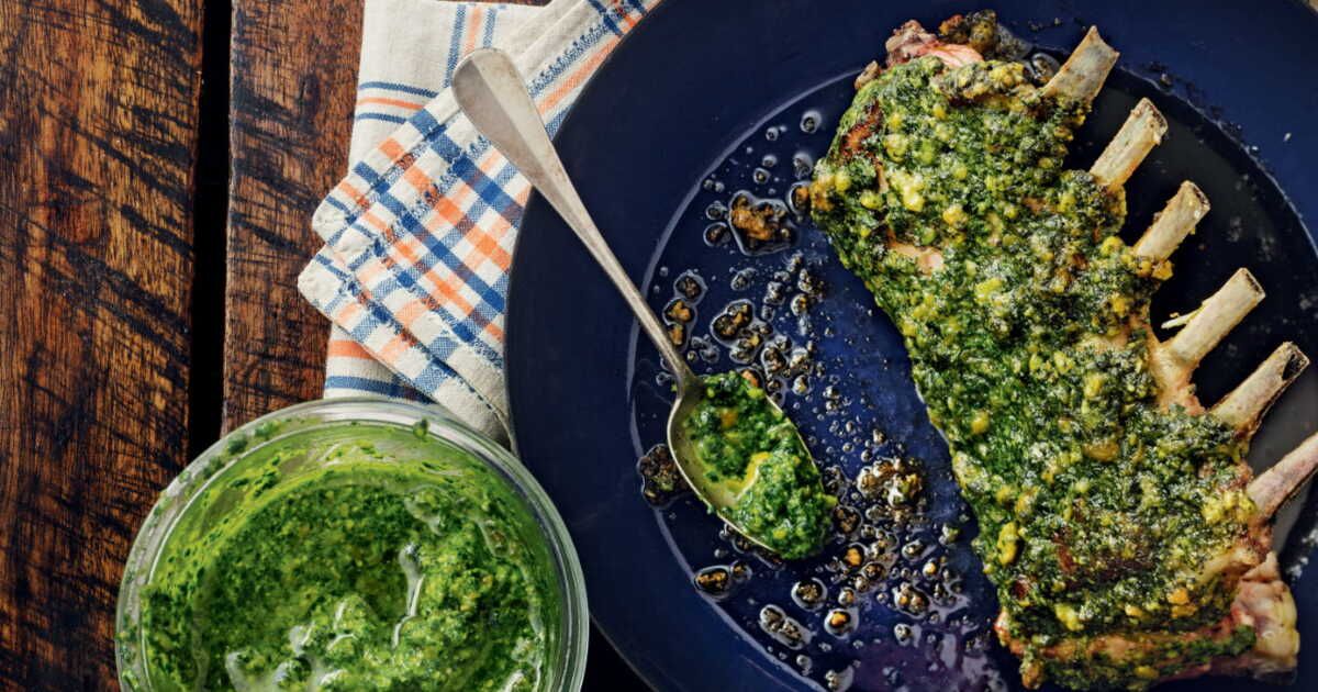 Carré d’agneau en croûte de pesto aux pistaches