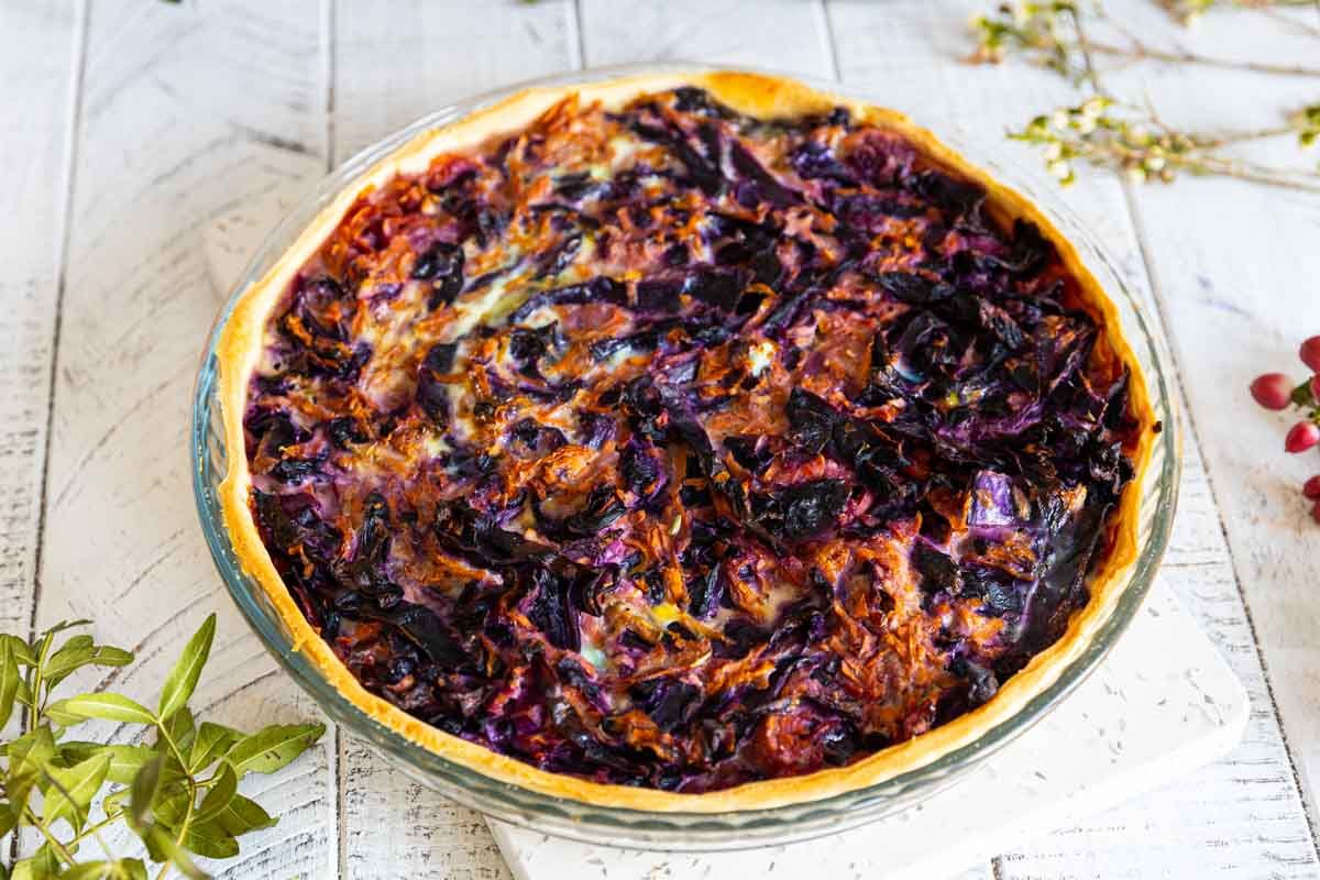 Quiche au chou rouge, carottes et pommes