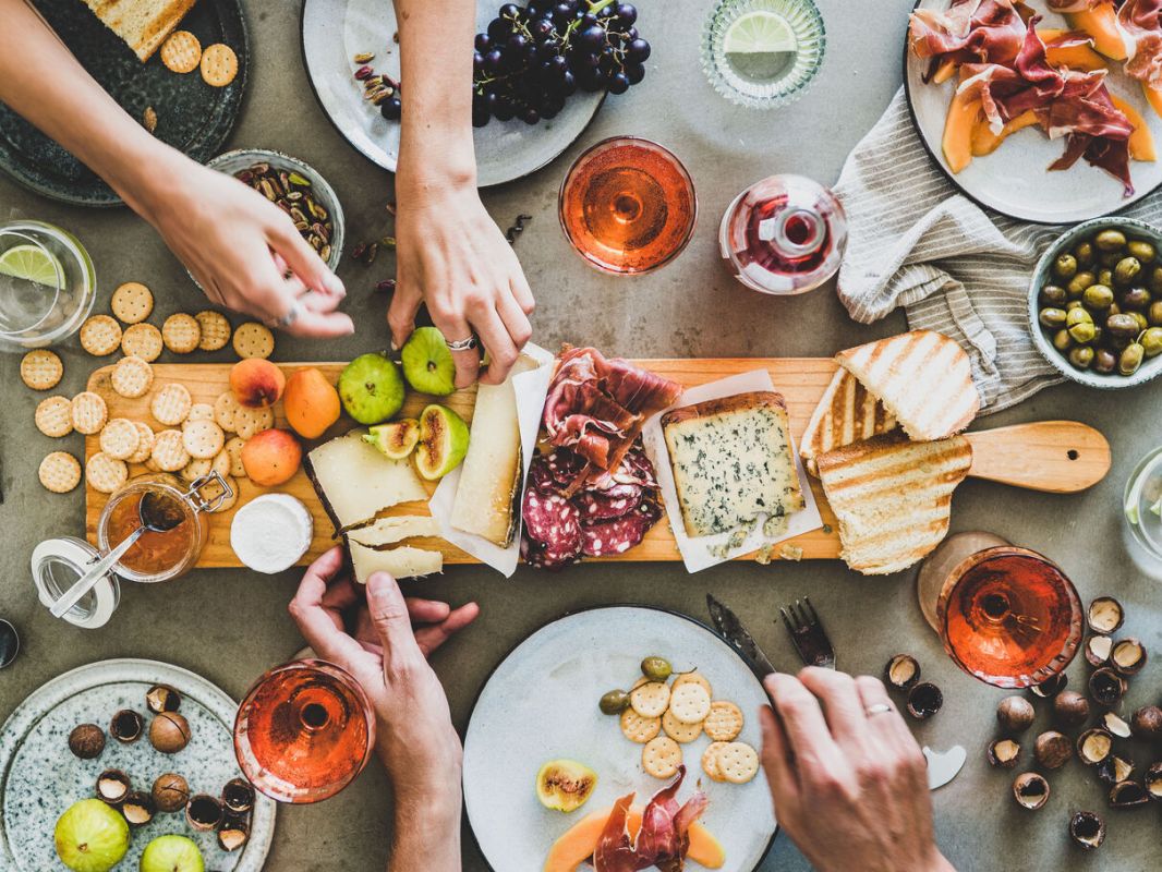 Cinq astuces pour éviter les pièges de l'apéritif pendant les vacances