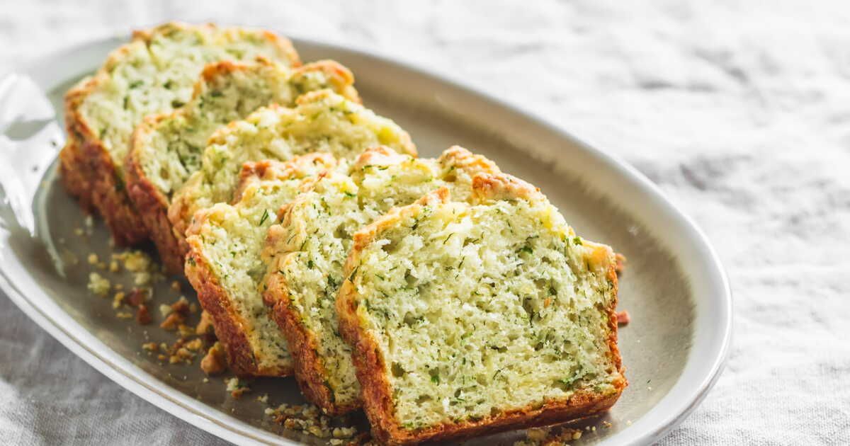 l'apéro estival revisité : le cake salé courgette, chèvre et basilic à savourer