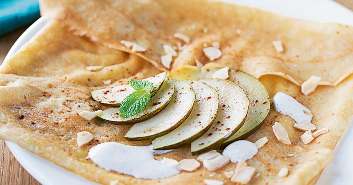 La délicieuse crêpe poire amande agrémentée d'une écume de vanille