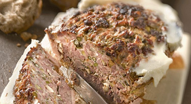 Savourez une délicieuse terrine de canard aux pistaches et noisettes