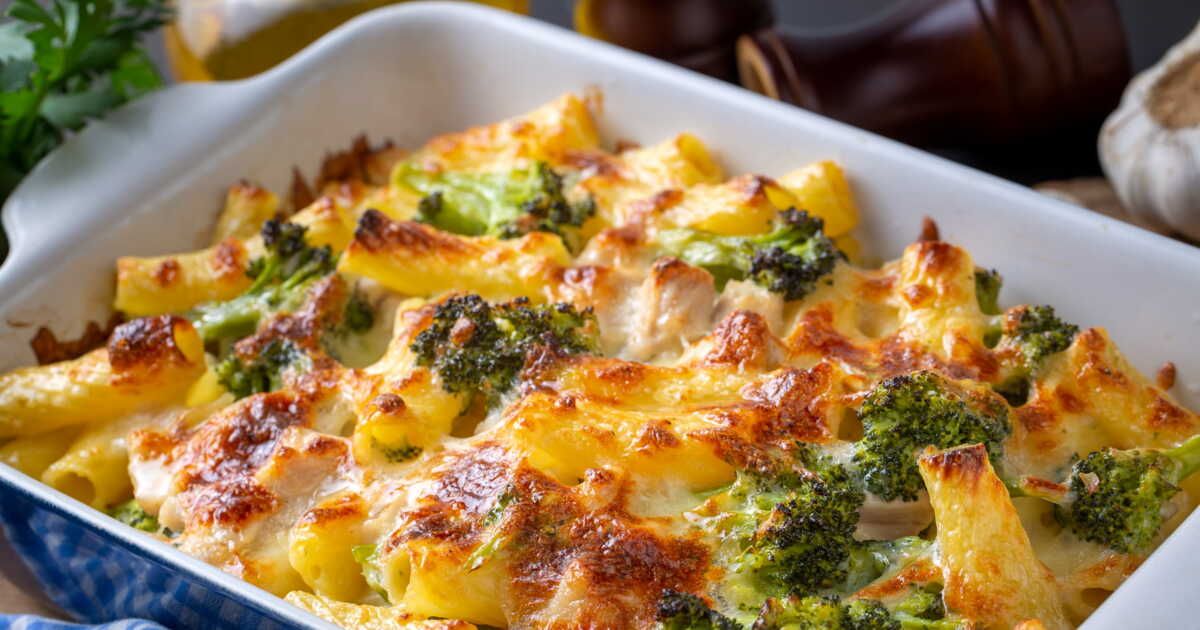 Un gratin de pâtes aux brocolis et lardons pour des dîners en famille en un rien de temps